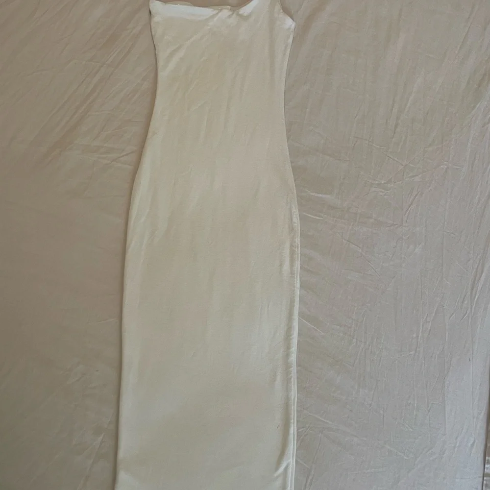 Reona Elegant One-Shoulder White Dress - Picture 4 of 6